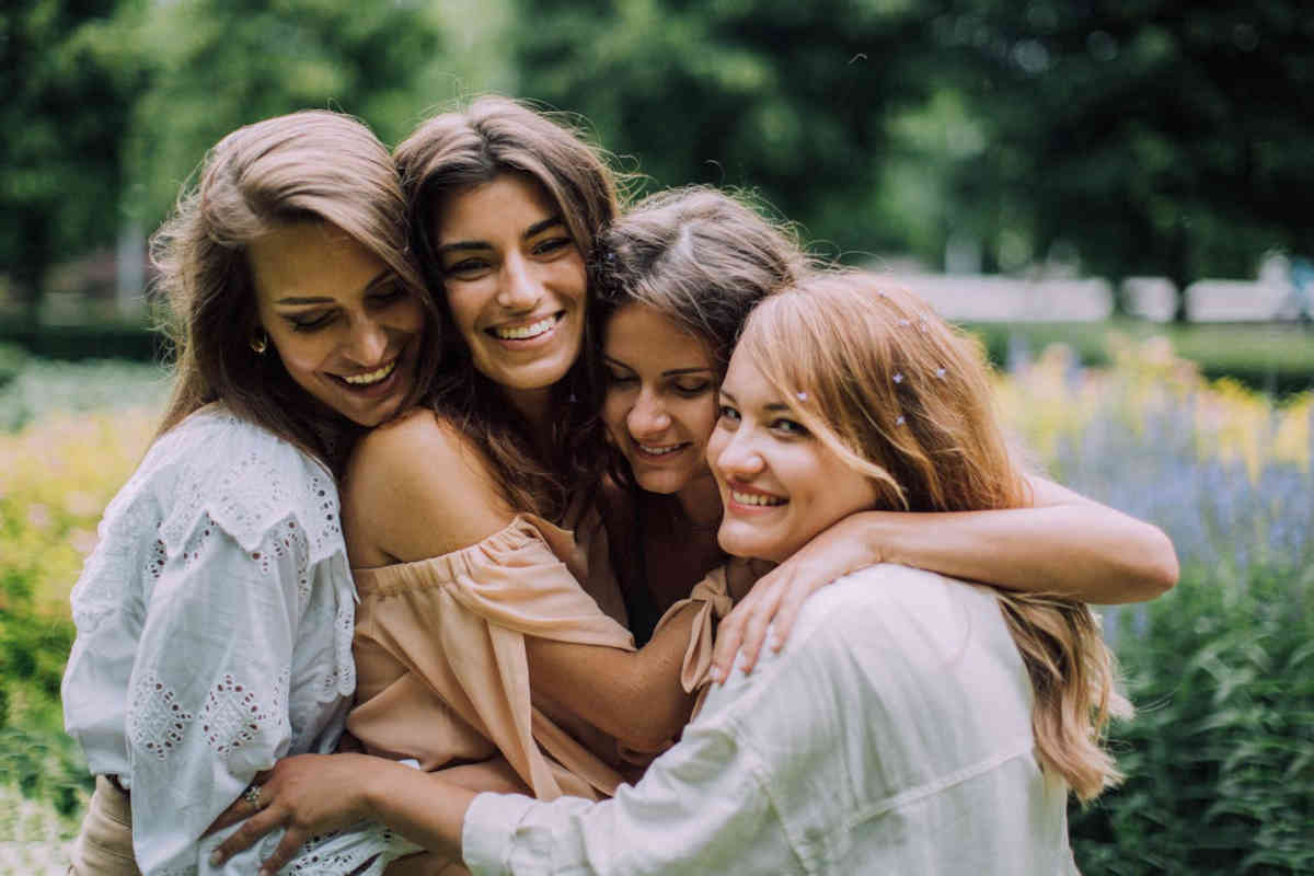 Quattro amiche che si abbracciano