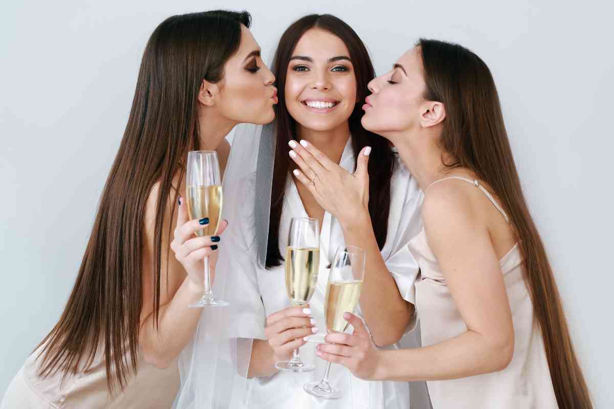 amiche che baciano la sposa