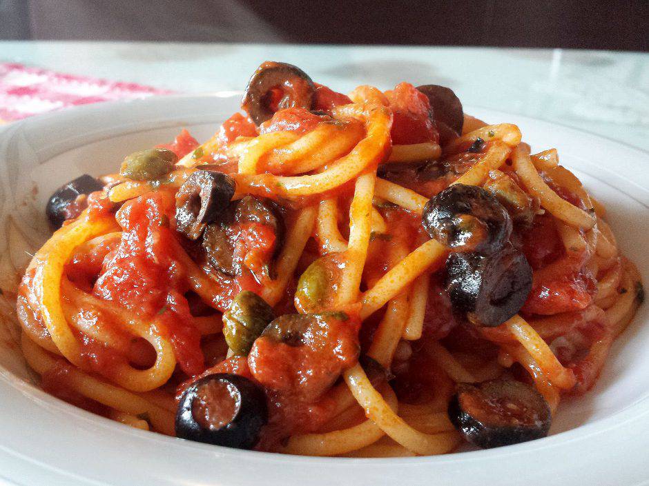 Gli spaghetti alla puttanesca, un primo piatto semplice e buono.