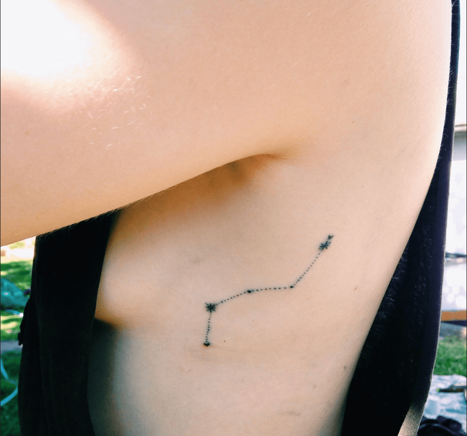 Tatuaggio tra fianco e seno: tante idee per il tattoo più sexy