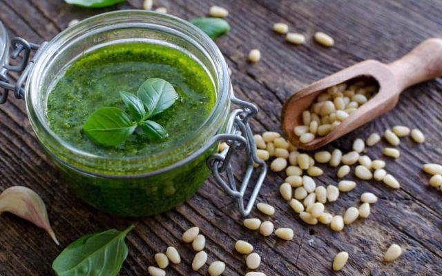 Pesto alla genovese in casa con il frullatore ricetta preparazione