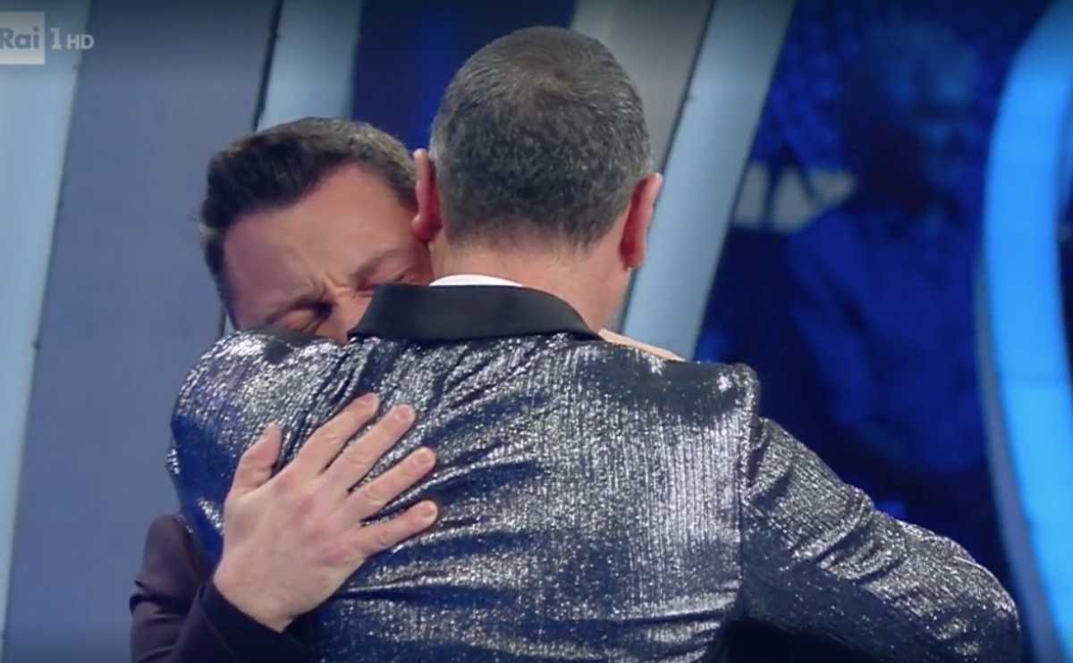 Tiziano Ferro abbraccia Amadues