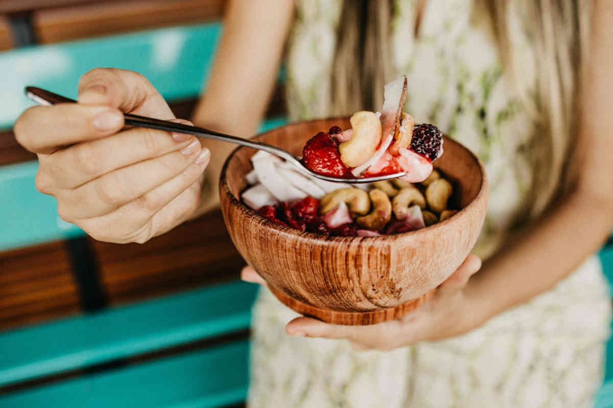 Donna che segue un'alimentazione sana