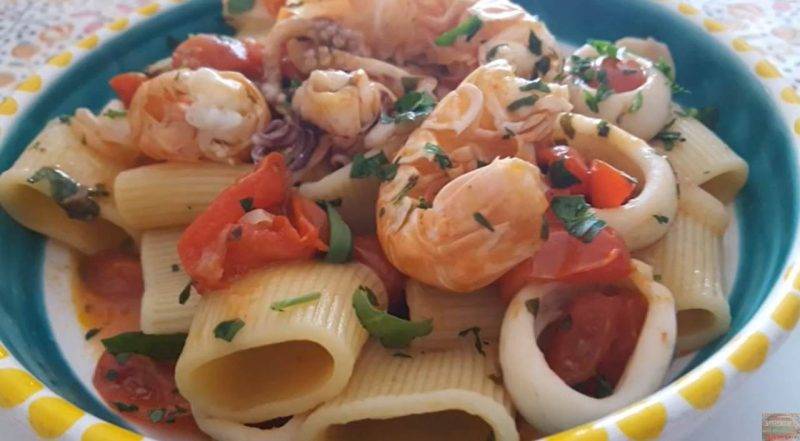 Paccheri scampi calamari primo piatto gustoso di pesce