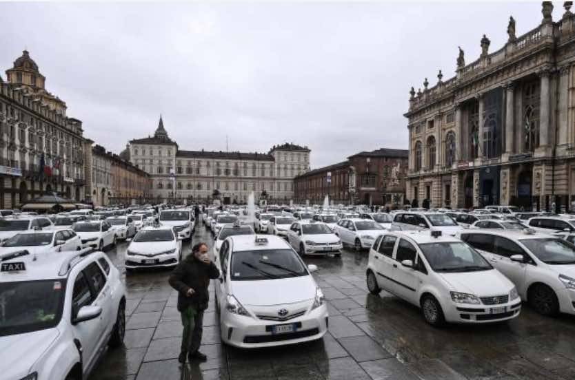 Napoli, taxi in piazza per maggiori tutele (Getty Images)