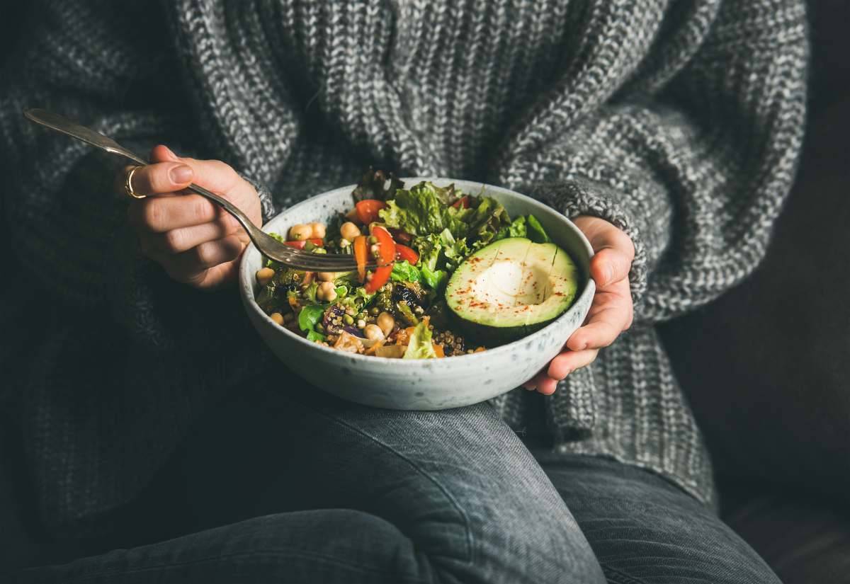 donna con insalata e avocado