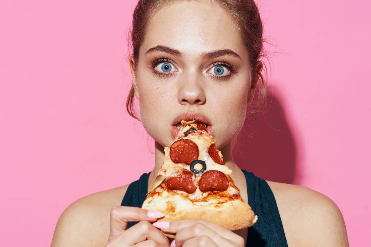 donna con pizza