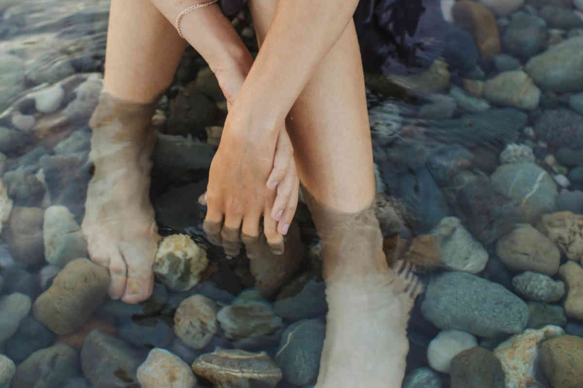 Piedi nudi nell'acqua