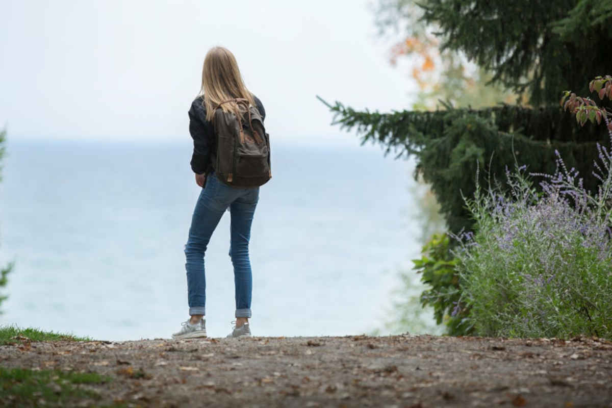 Ragazza di spalle in un sentiero