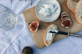 Ricotta vista dall'alto con pane e frutta