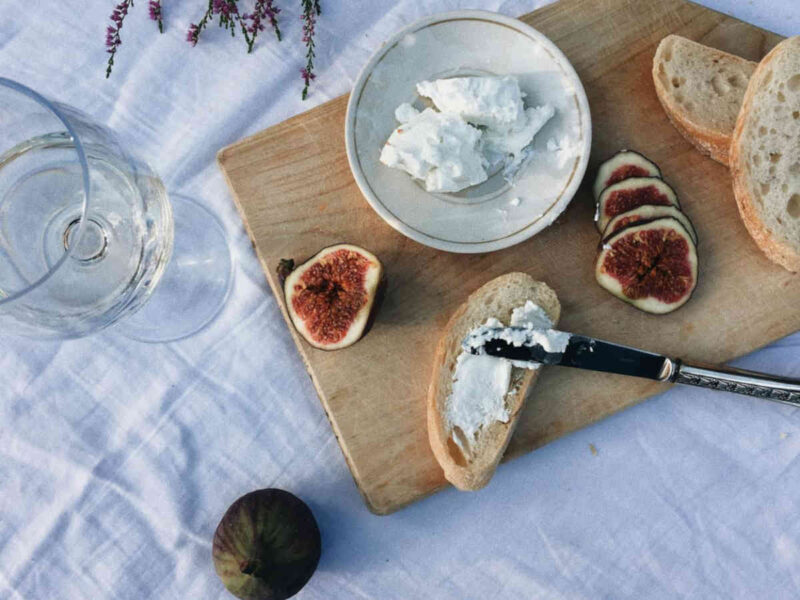 Ricotta vista dall'alto con pane e frutta