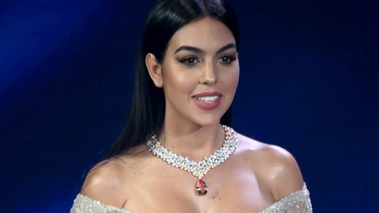 Georgina Rodriguez Visita Fatima Tante Critiche Per Labito Indossato 7417