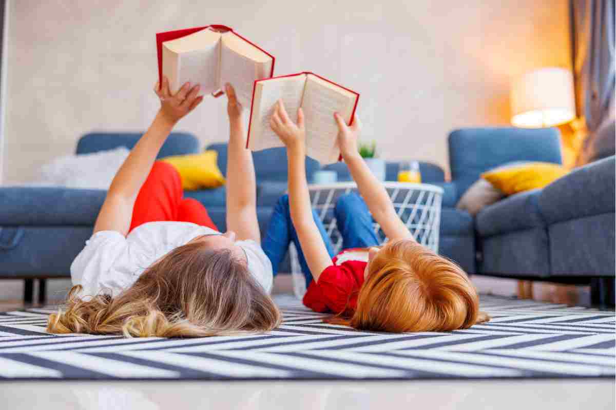 mamma e figlia leggono libri sul tappeto