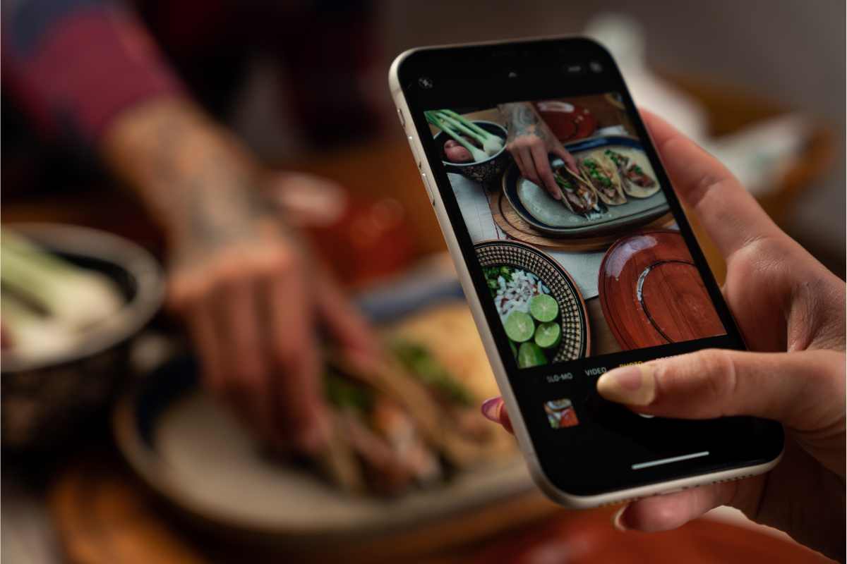 smartphone che scatta foto al cibo