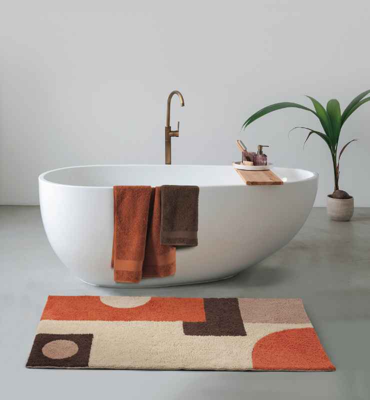 vasca da bagno con tappeto e asciugamani Gabel