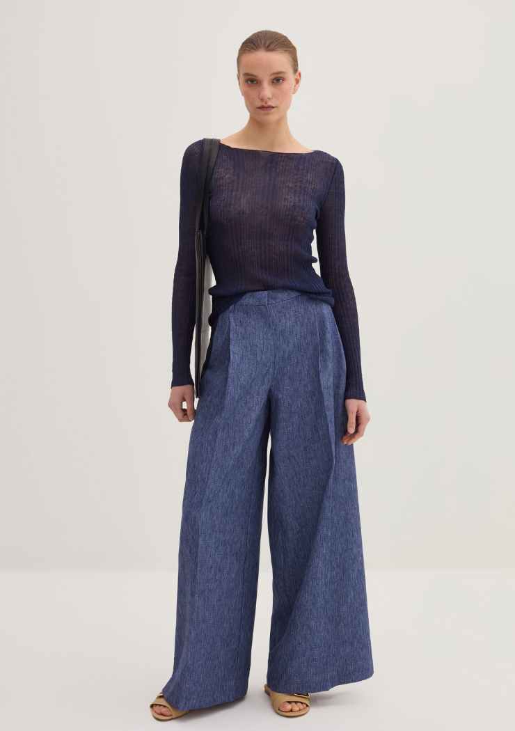 modella pantaloni palazzo e maglia blu