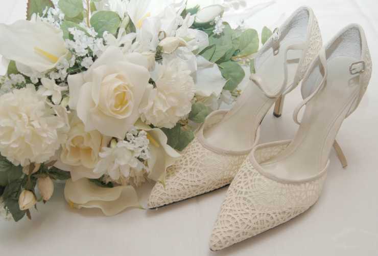 scarpe bianche e bouquet da sposa