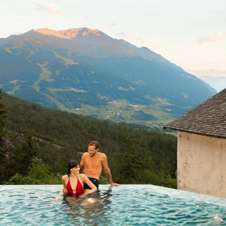 coppia in piscina termale in montagna