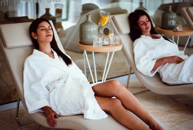 donne rilassate in una spa