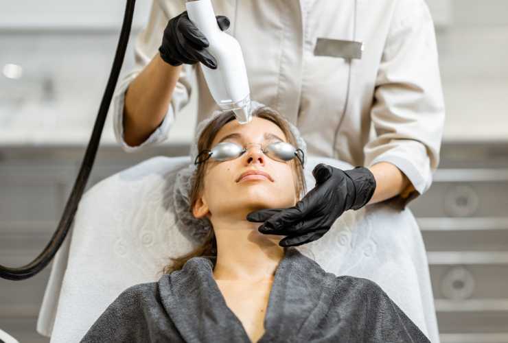 donna che fa un trattamento laser al viso