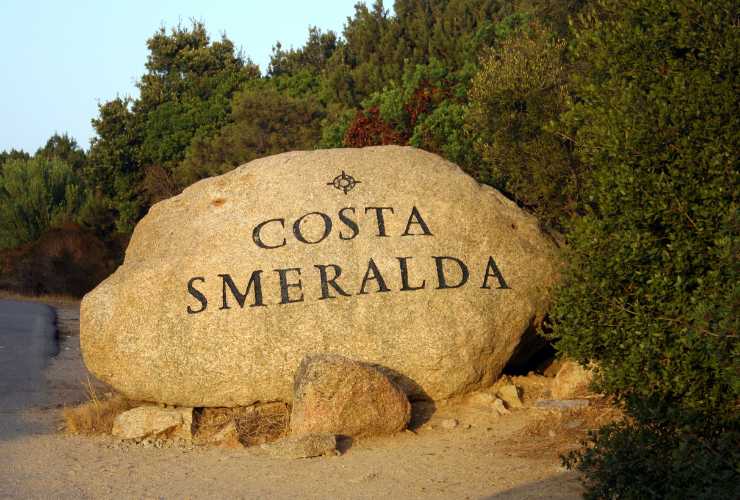 roccia con scritta Costa Smeralda