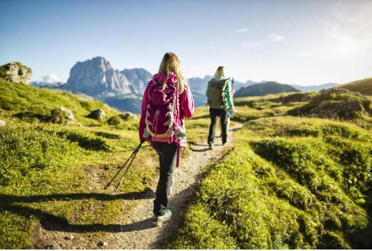 donne che fanno trekking in montagna in estate