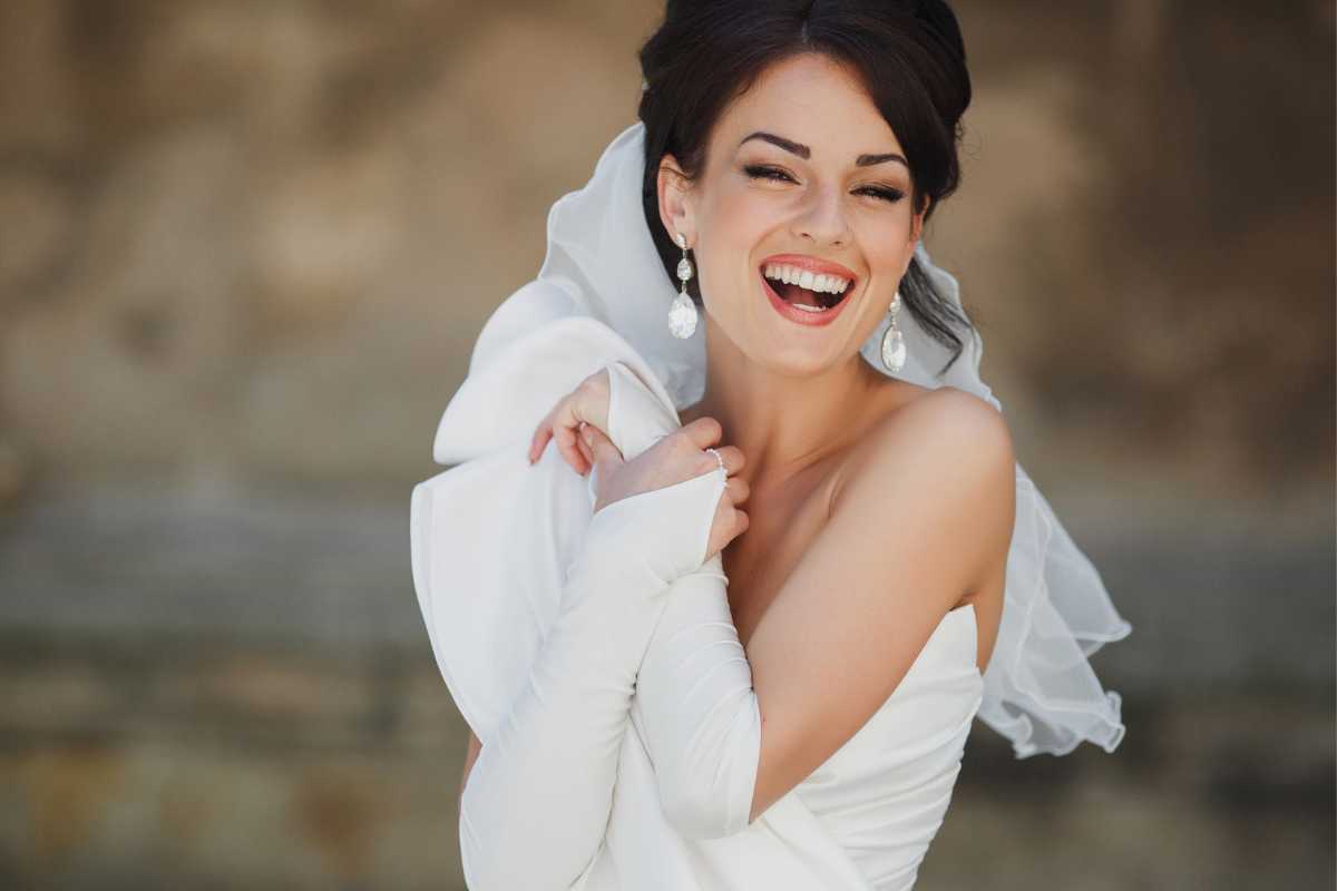 sposa sorridente in abito bianco
