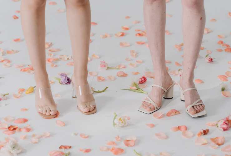 piedi di due donne con sandali con tacco