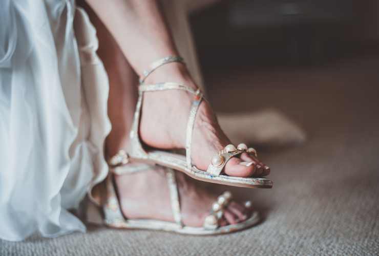 piedi donna con sandali flat
