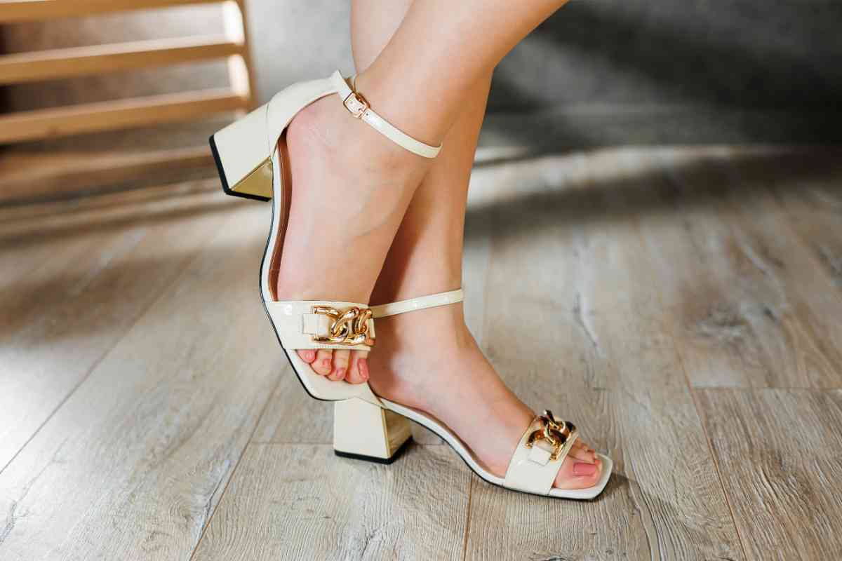 piedi donna con sandali bianchi tacco basso