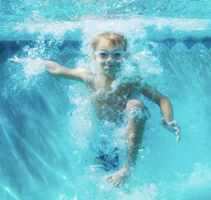 bambino sott'acqua in piscina