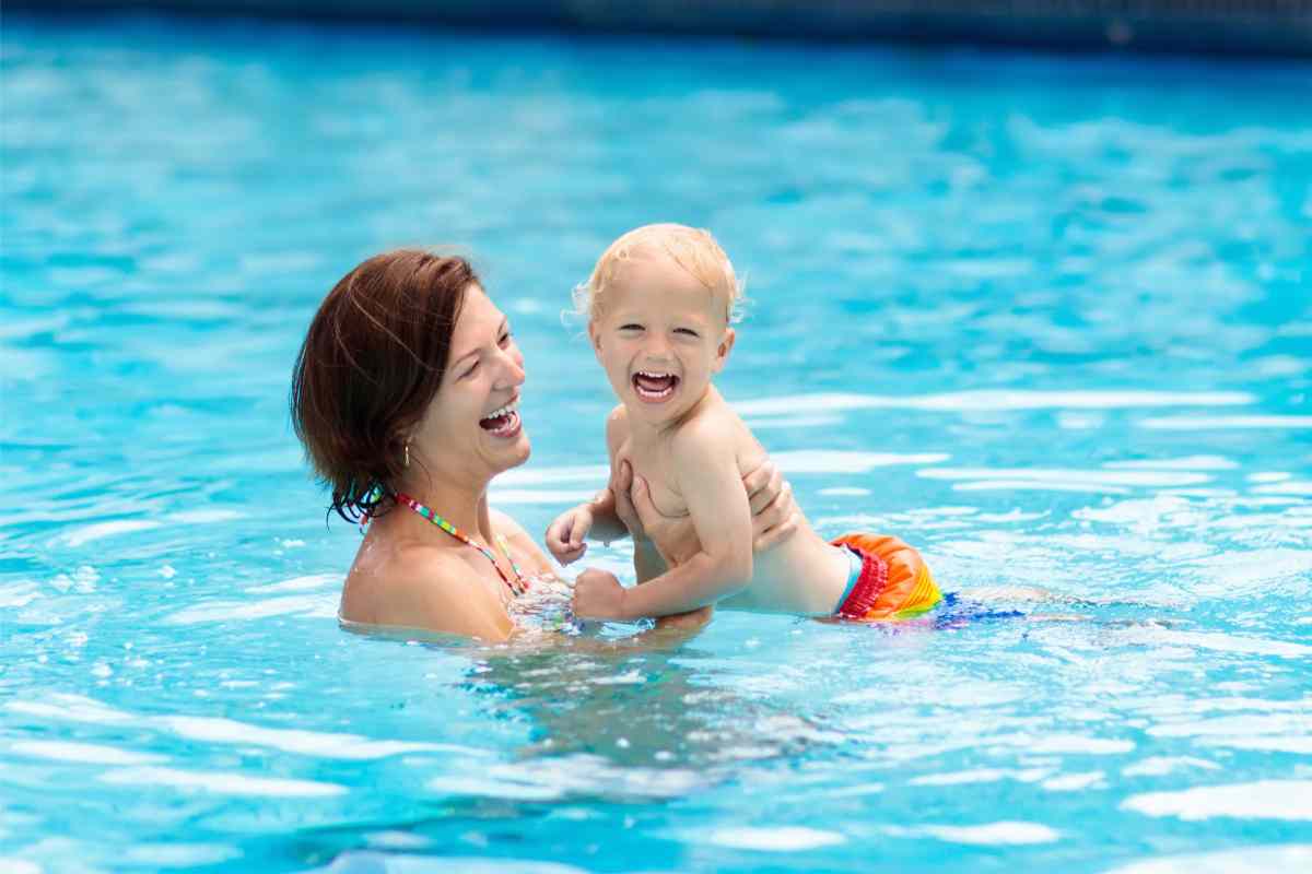 madre e bambino in piscina