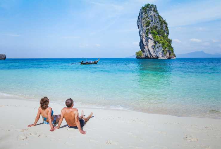 coppia sulle spiagge tropicali della Thailandia