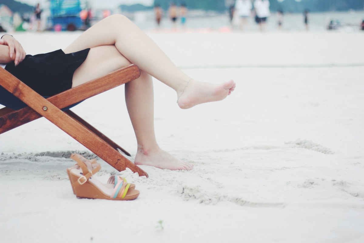 Gambe di ragazza in spiaggia