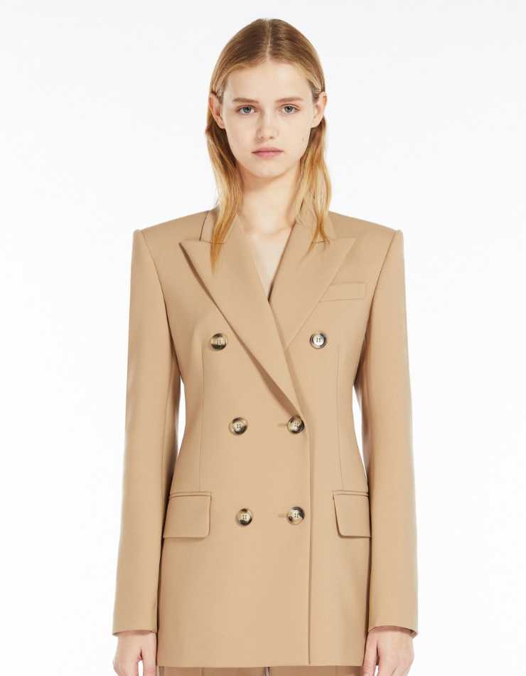 modella Max Mara blazer doppiopetto beige