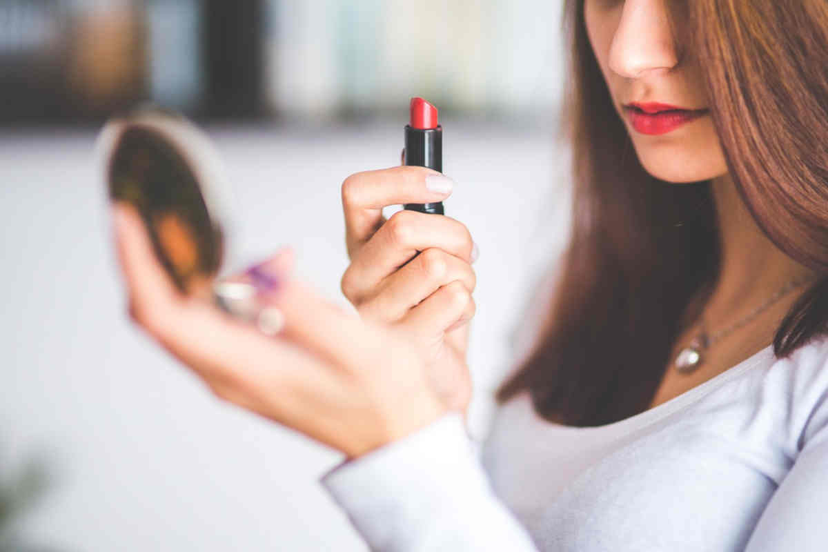 Ragazza che indossa un rossetto