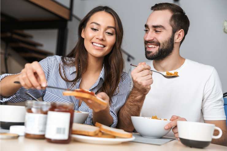 coppia che fa colazione