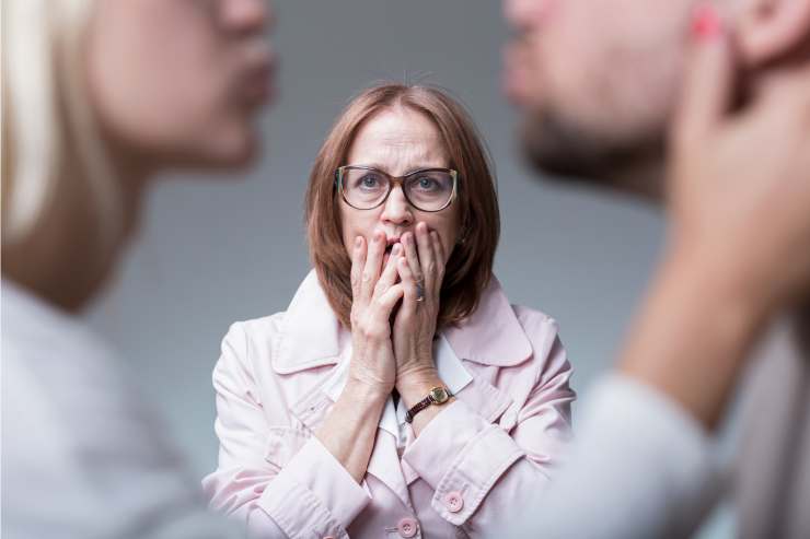 donna che sorprende coppia di amanti