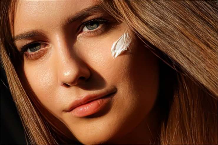 viso donna con crema solare