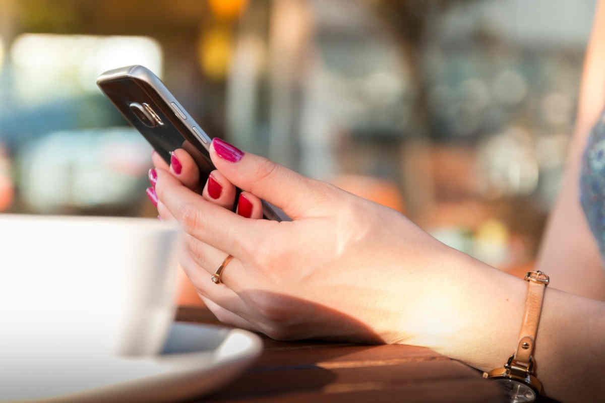 Ragazza che chatta con smartphone