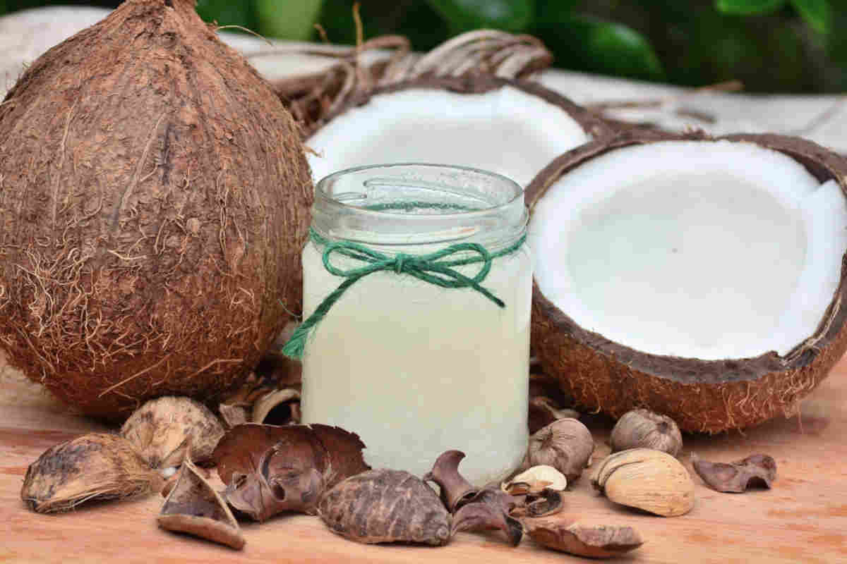 Olio di cocco per capelli secchi e crespi