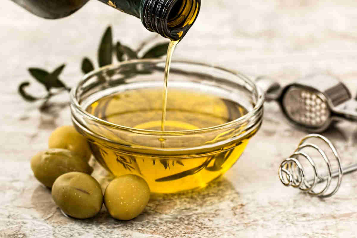 Olio di oliva per capelli secchi e crespi