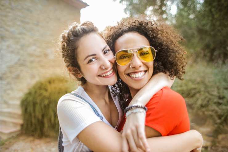 due amiche che si abbracciano