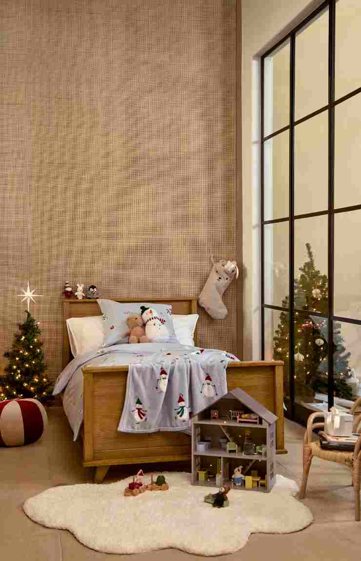 camera da letto con decorazioni e tessili di Natale