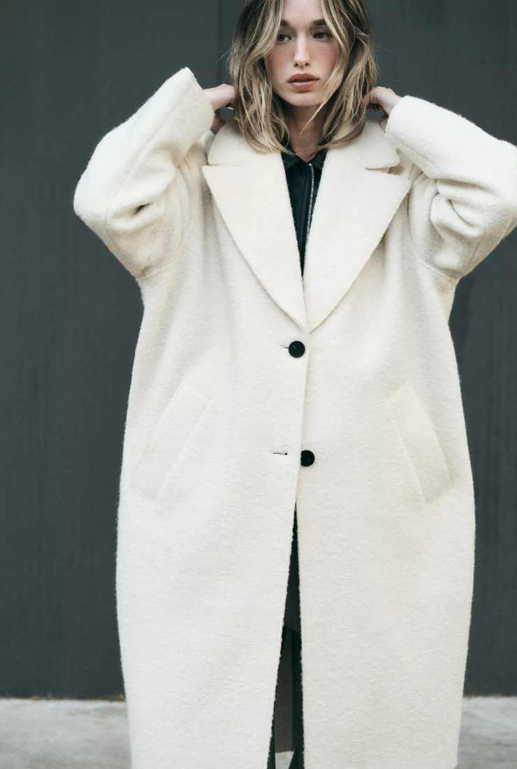 modella cappotto bianco