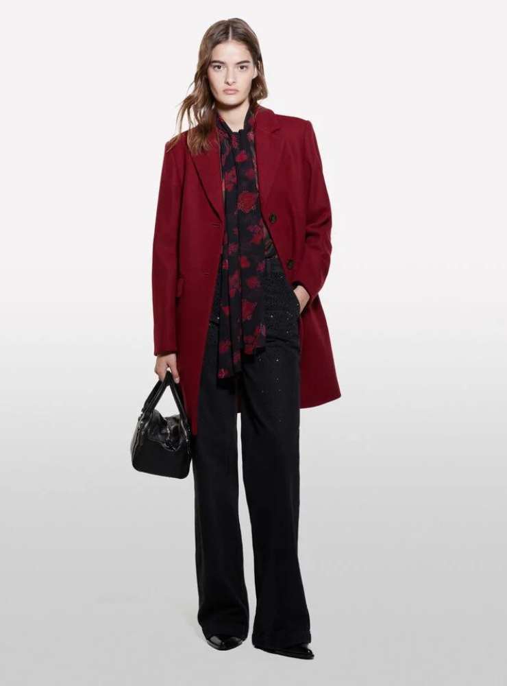 modella cappotto bordeaux e pantaloni neri