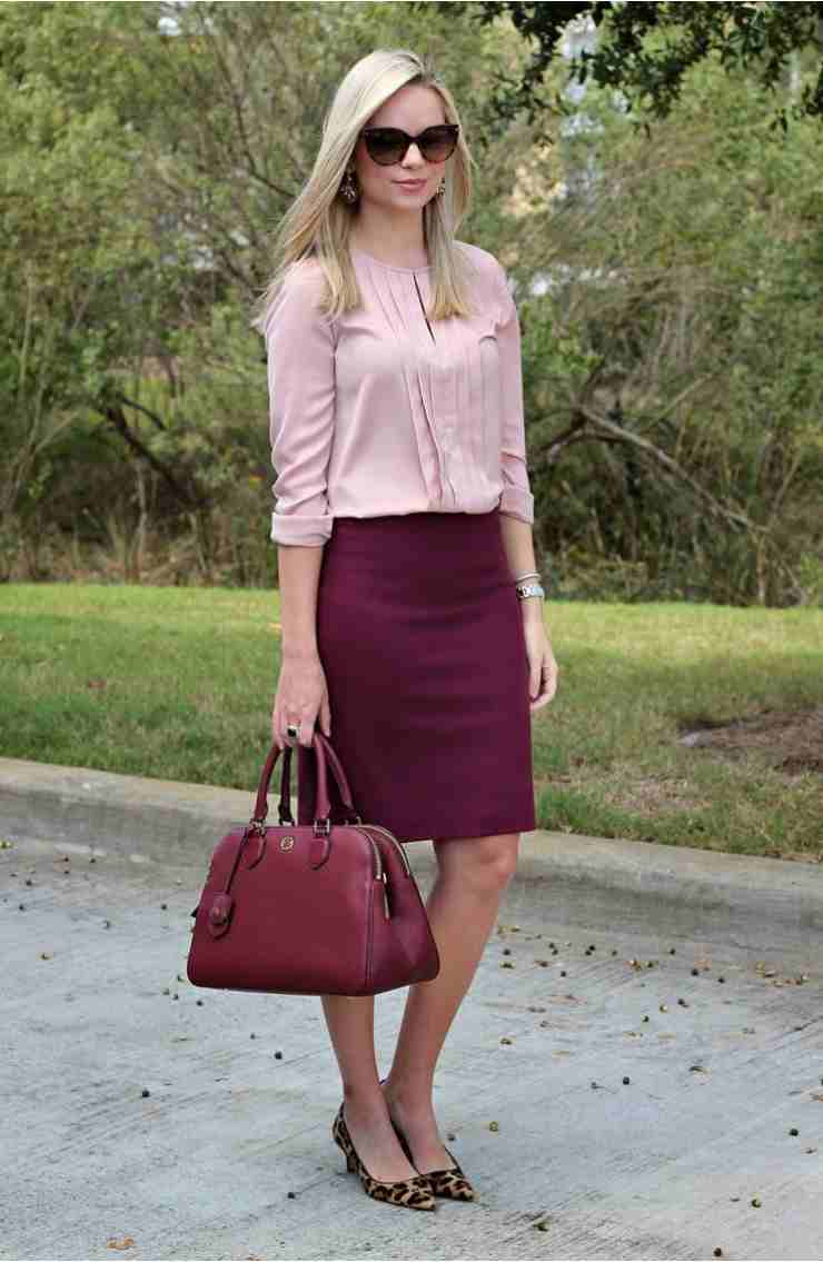 donna camicia rosa e gonna bordeaux