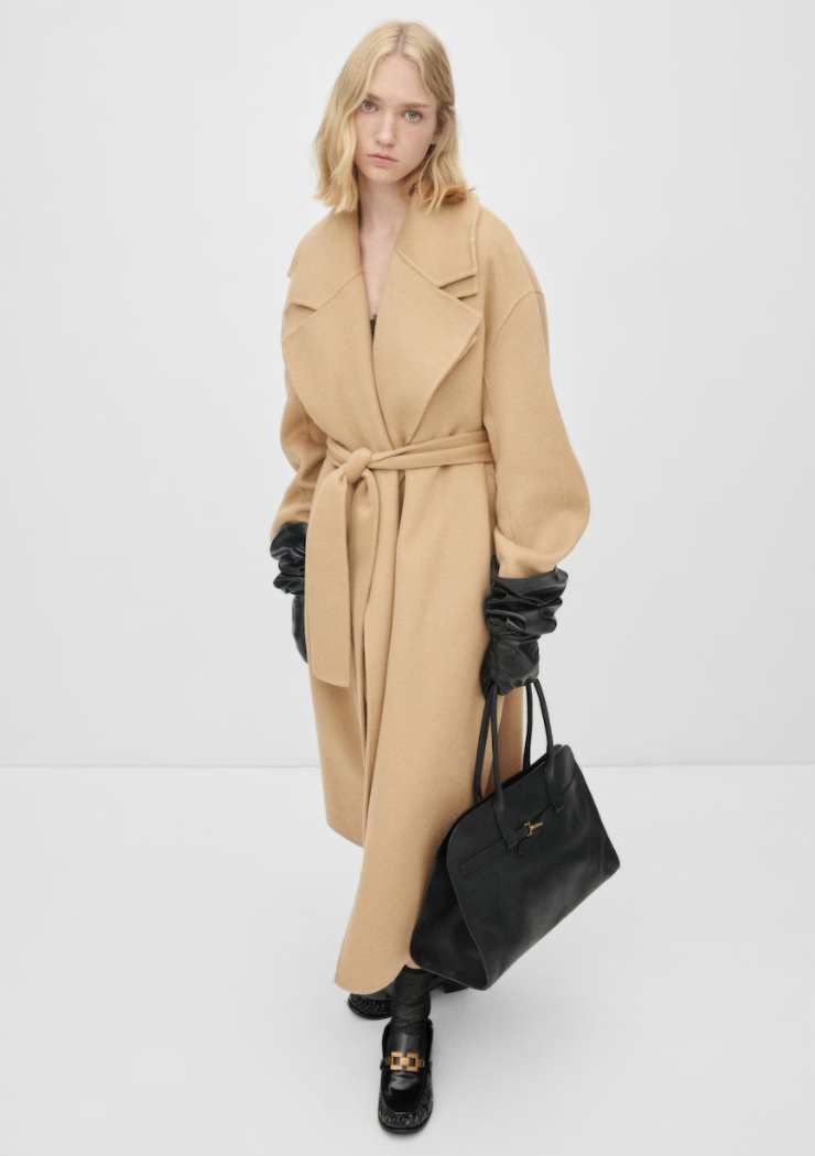 modella cappotto beige oversize