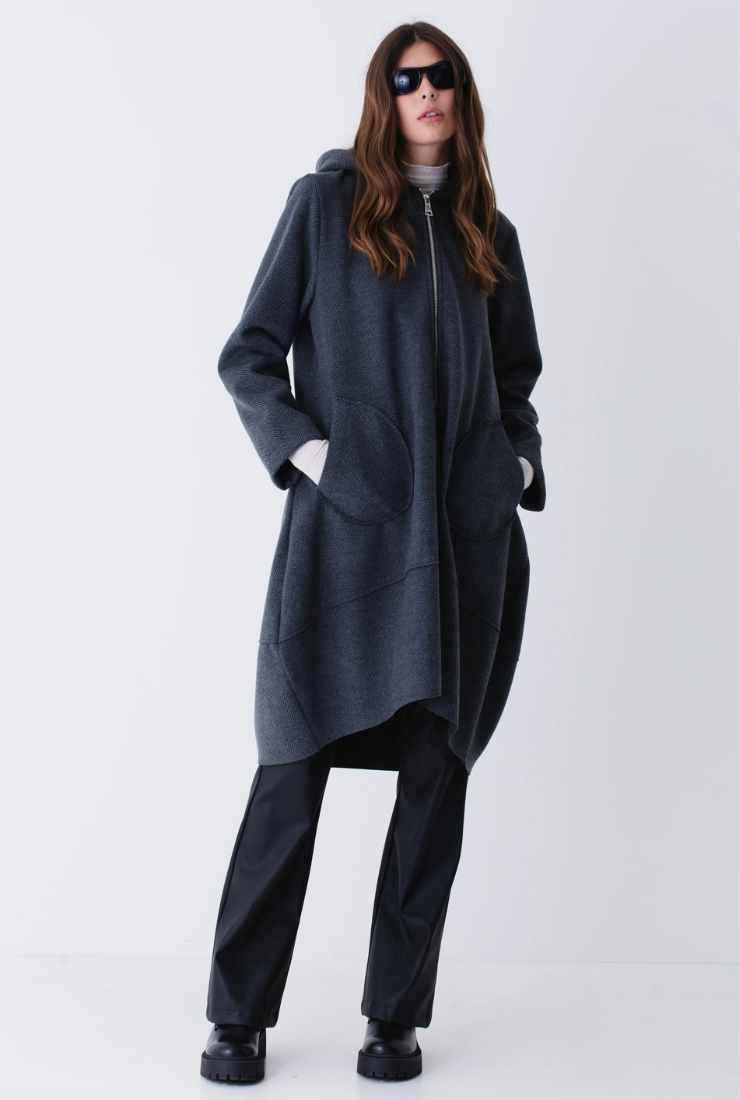 modella cappotto oversize con cerniera