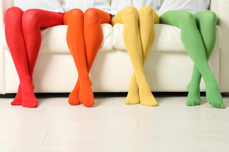 gambe con collant colorati